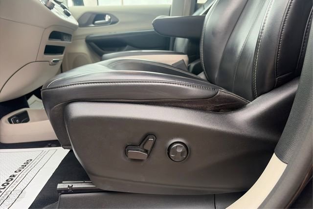 Used 2023 Chrysler Pacifica Touring-L image 18