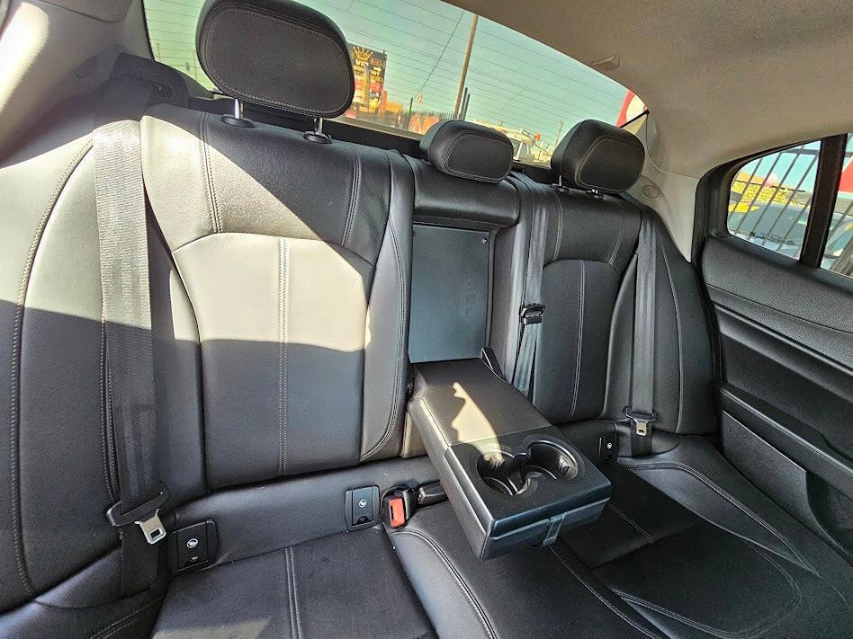 Used 2017 Alfa Romeo Giulia RWD image 19