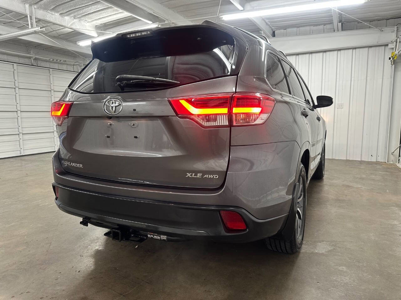Used 2018 Toyota Highlander XLE image 12