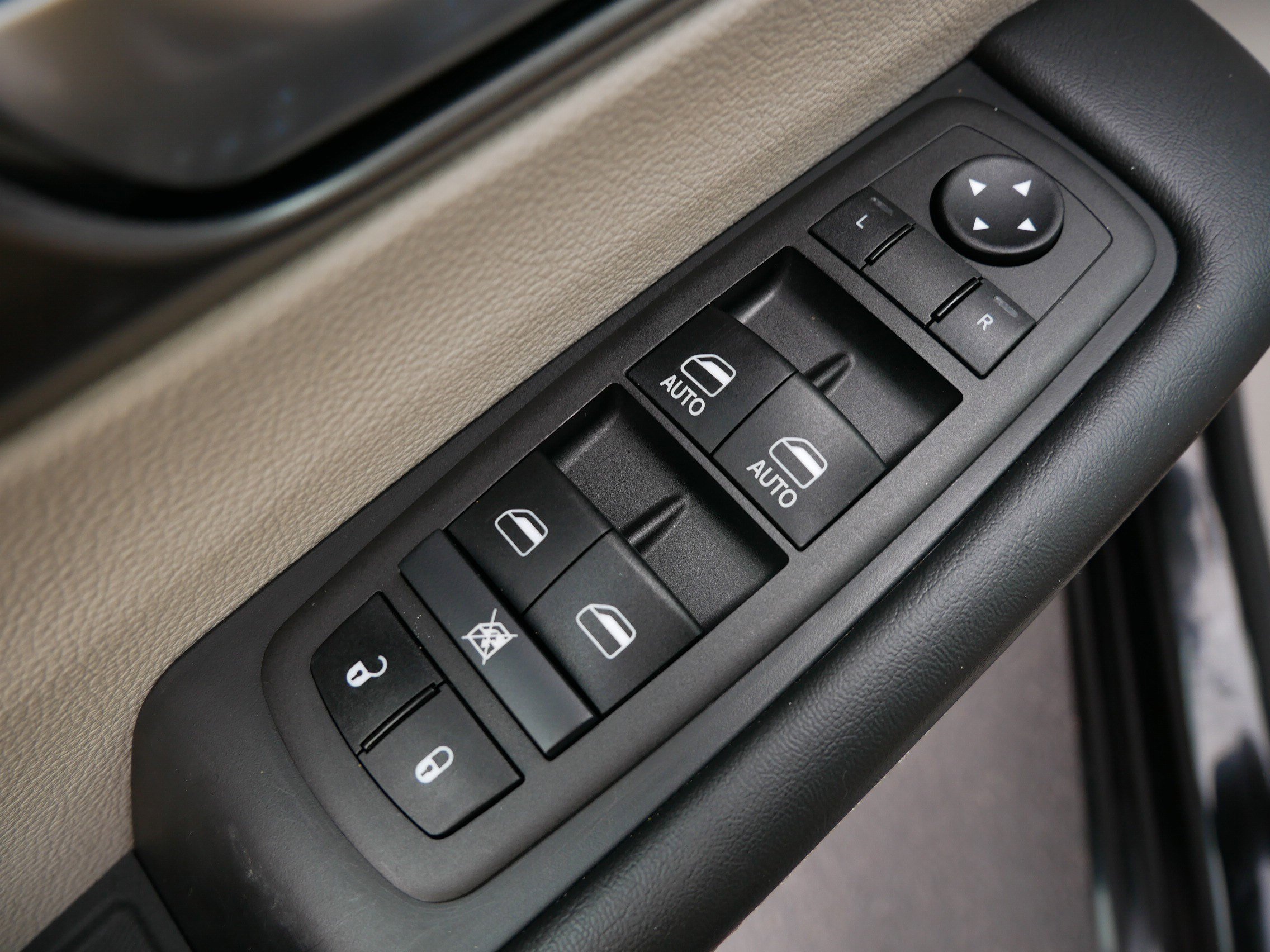 Used 2024 Chrysler Pacifica Touring-L FWD image 19