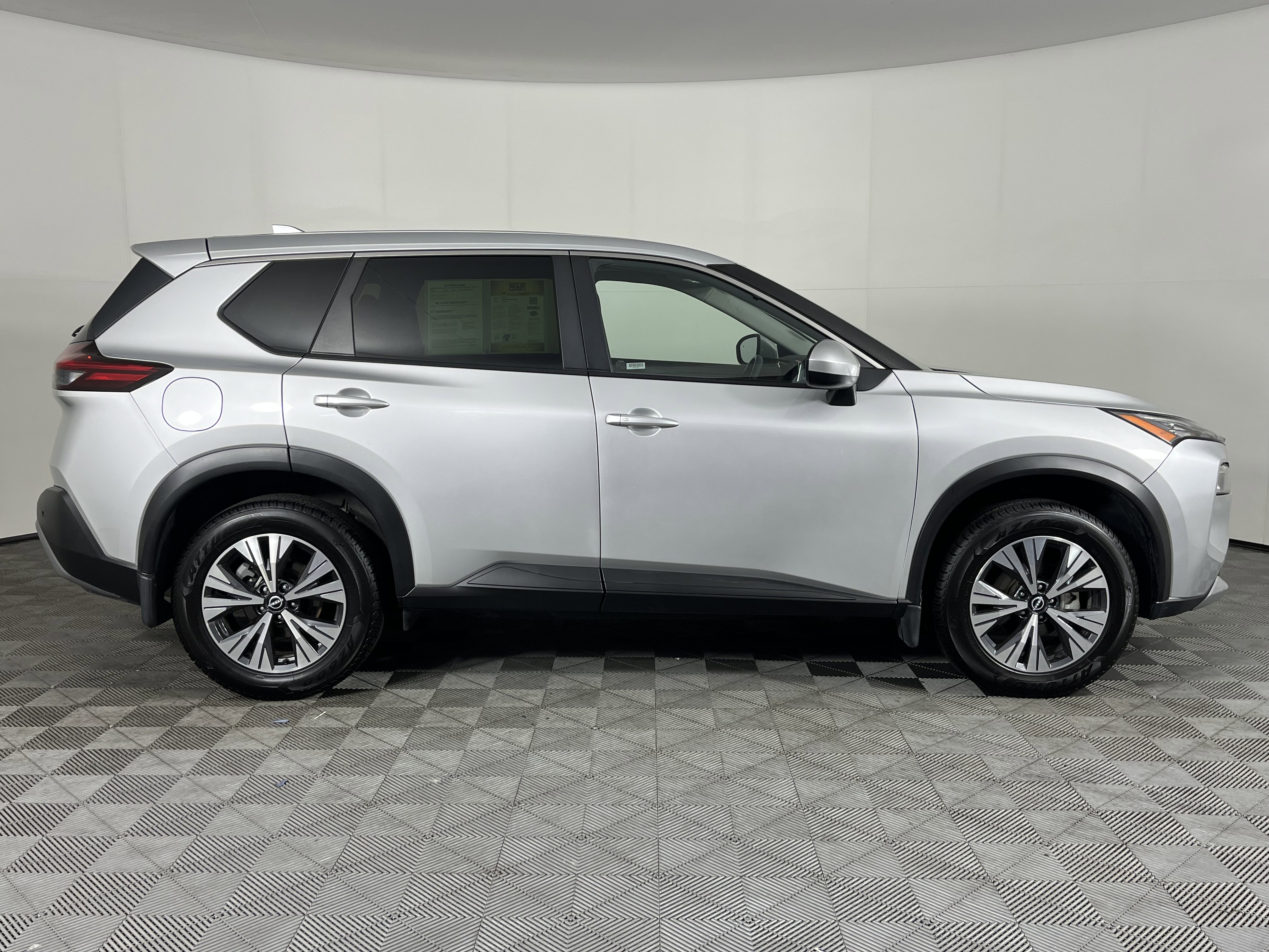 Used 2023 Nissan Rogue SV image 4