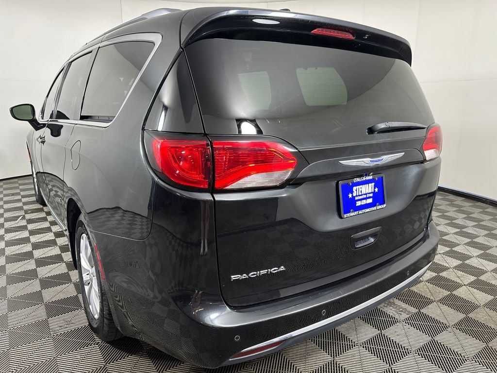 Used 2018 Chrysler Pacifica Touring-L FWD image 3
