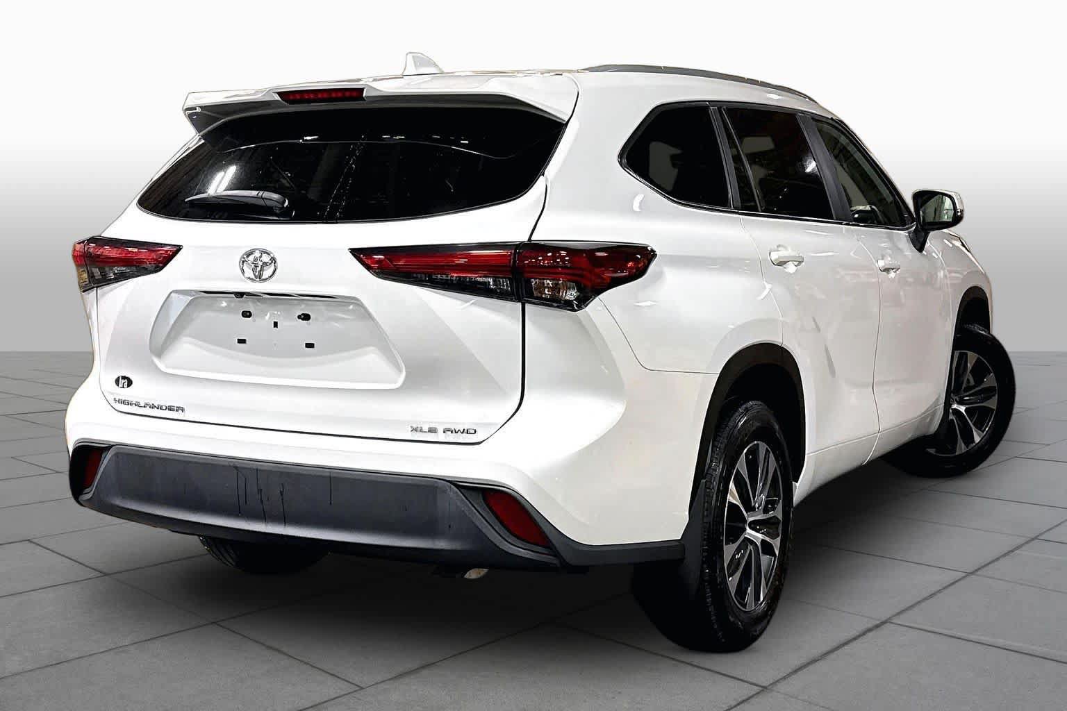 Used 2023 Toyota Highlander XLE AWD/4WD image 13