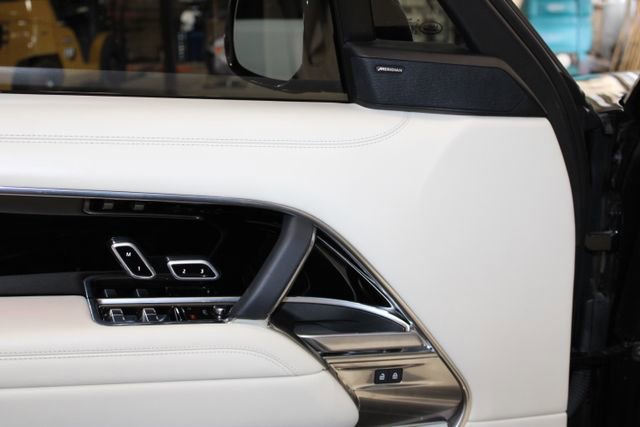 Used 2025 Land Rover Range Rover SE image 13