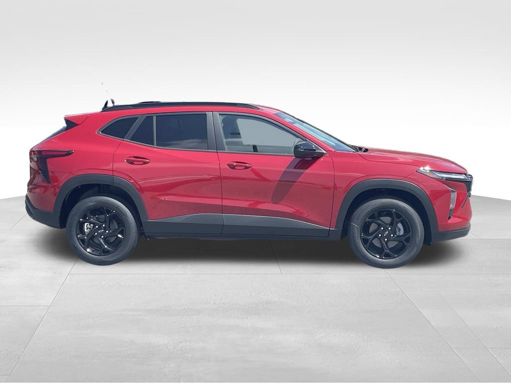 New 2026 Chevrolet Trax LT w/ Midnight Edition FWD image 2