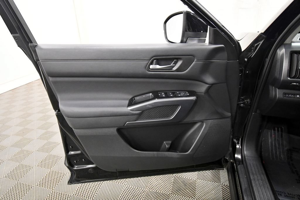 Used 2024 Nissan Pathfinder SL AWD/4WD image 14