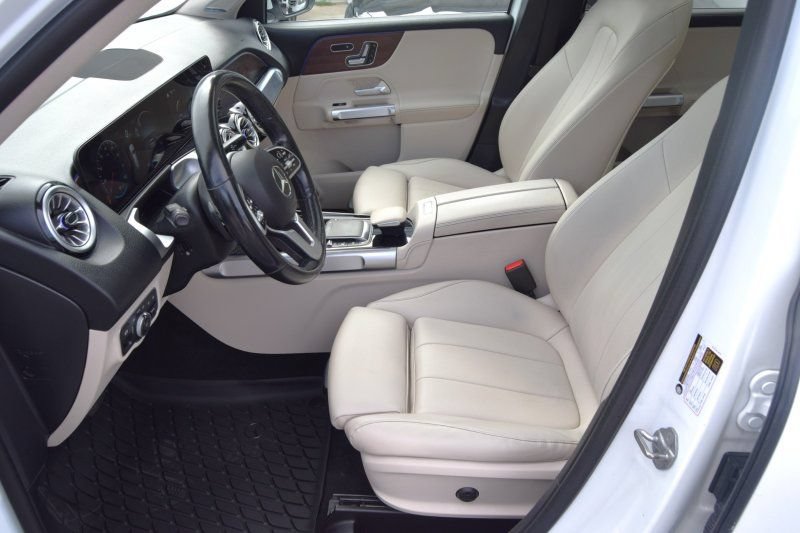 Used 2023 Mercedes-Benz GLB 250 4MATIC w/ Premium Package image 16
