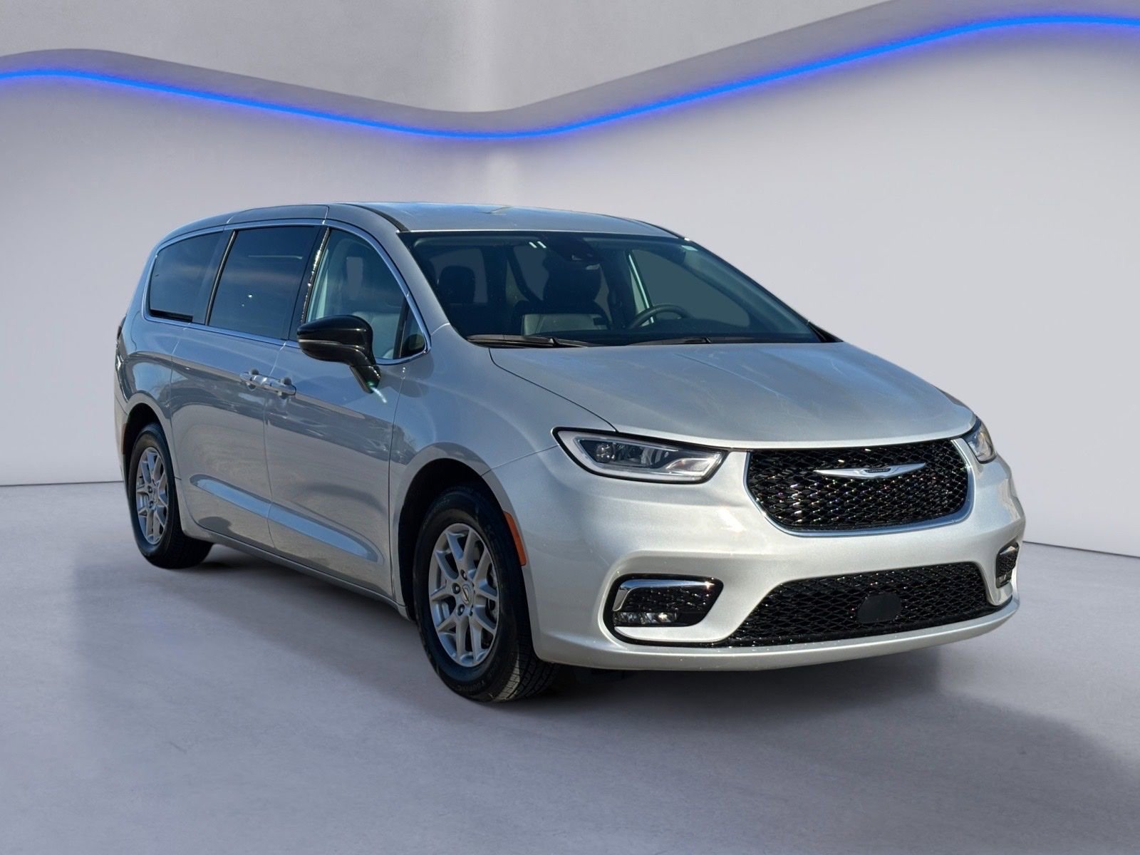 Used 2024 Chrysler Pacifica Touring-L image 5