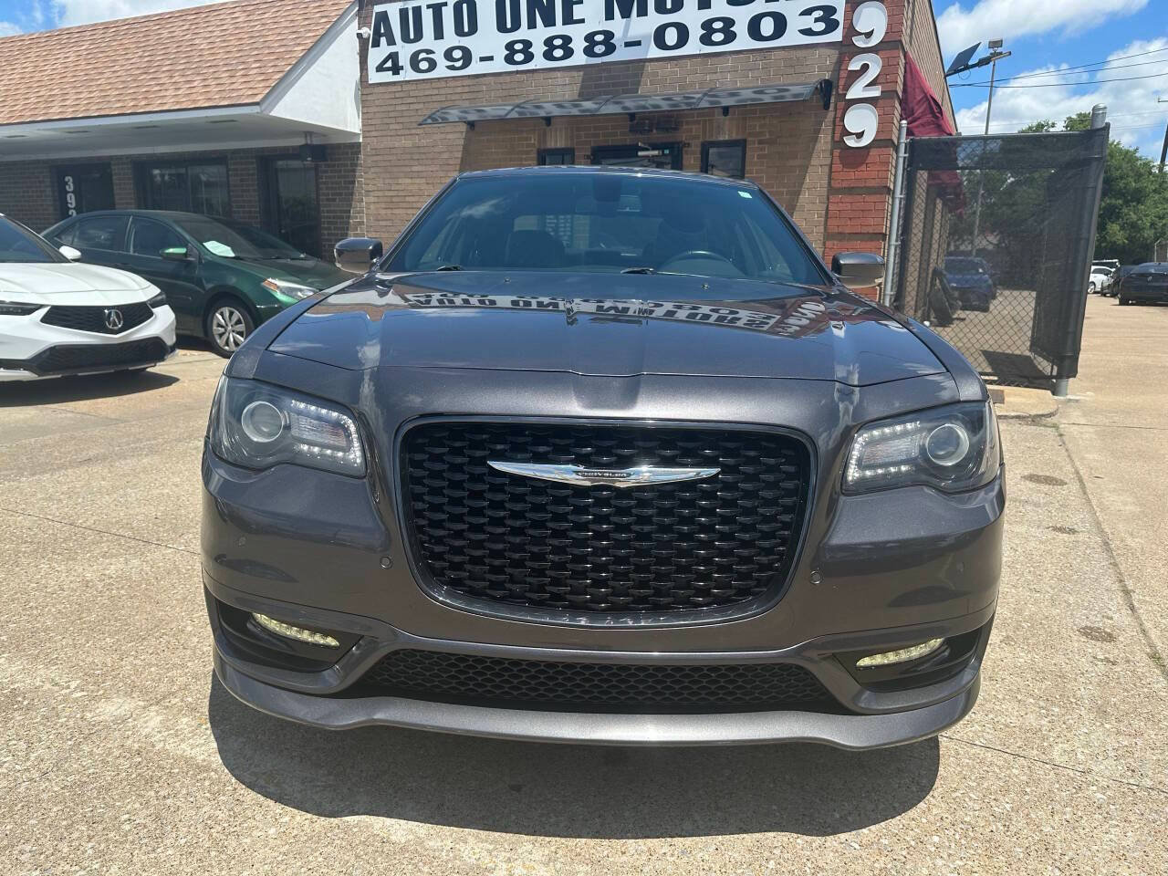 Used 2018 Chrysler 300 S w/ 300S Premium Group RWD image 2
