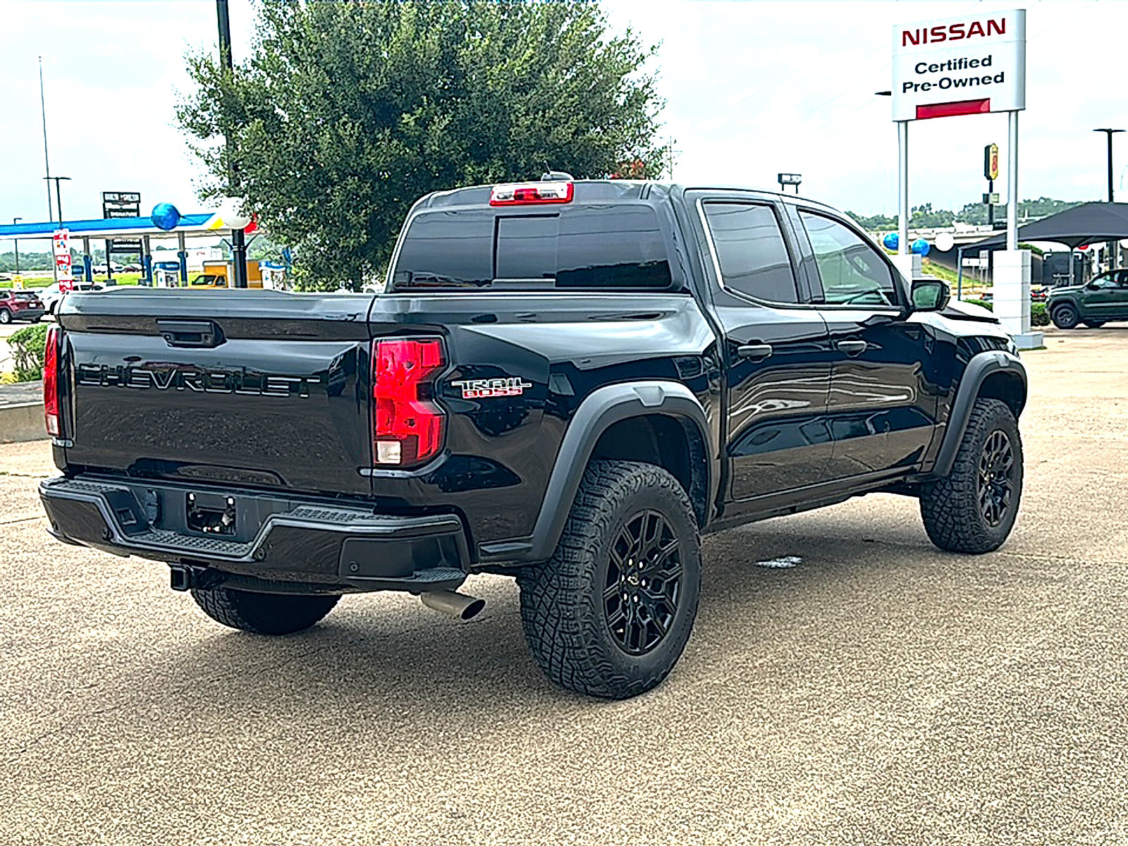 Used 2023 Chevrolet Colorado Trail Boss w/ Technology Package AWD/4WD image 8