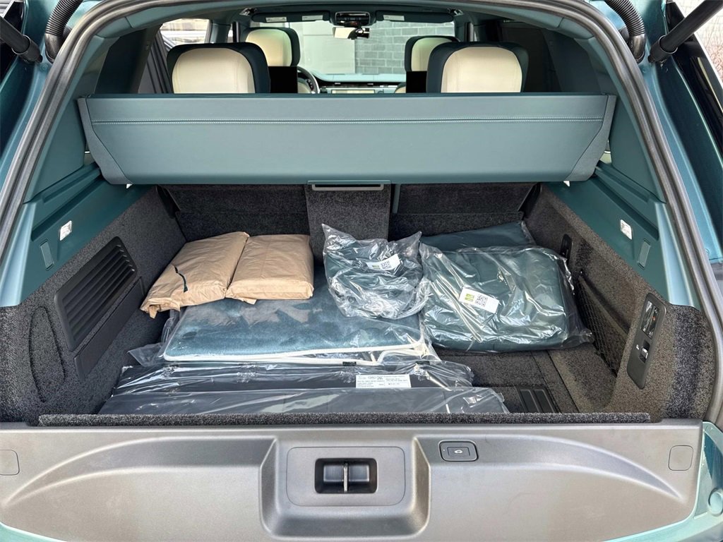 New 2025 Land Rover Range Rover SV image 37