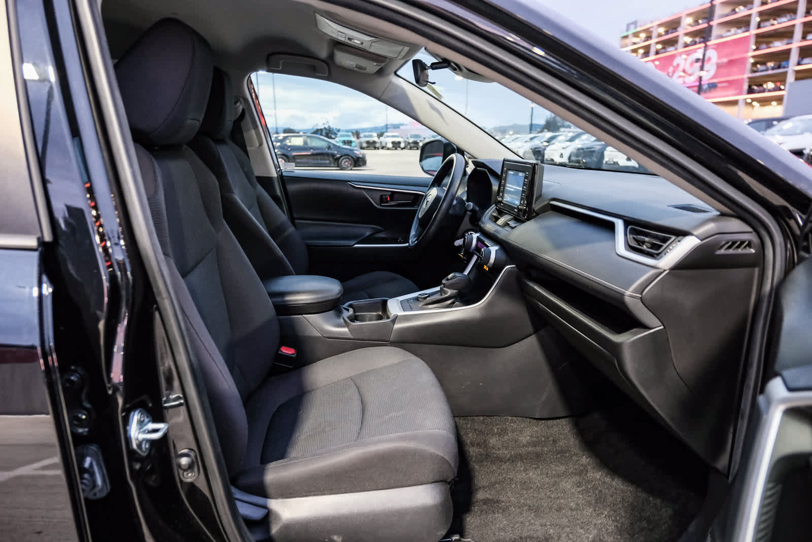 Used 2021 Toyota RAV4 LE w/ Carpet Mat Package (TMS) AWD/4WD image 18