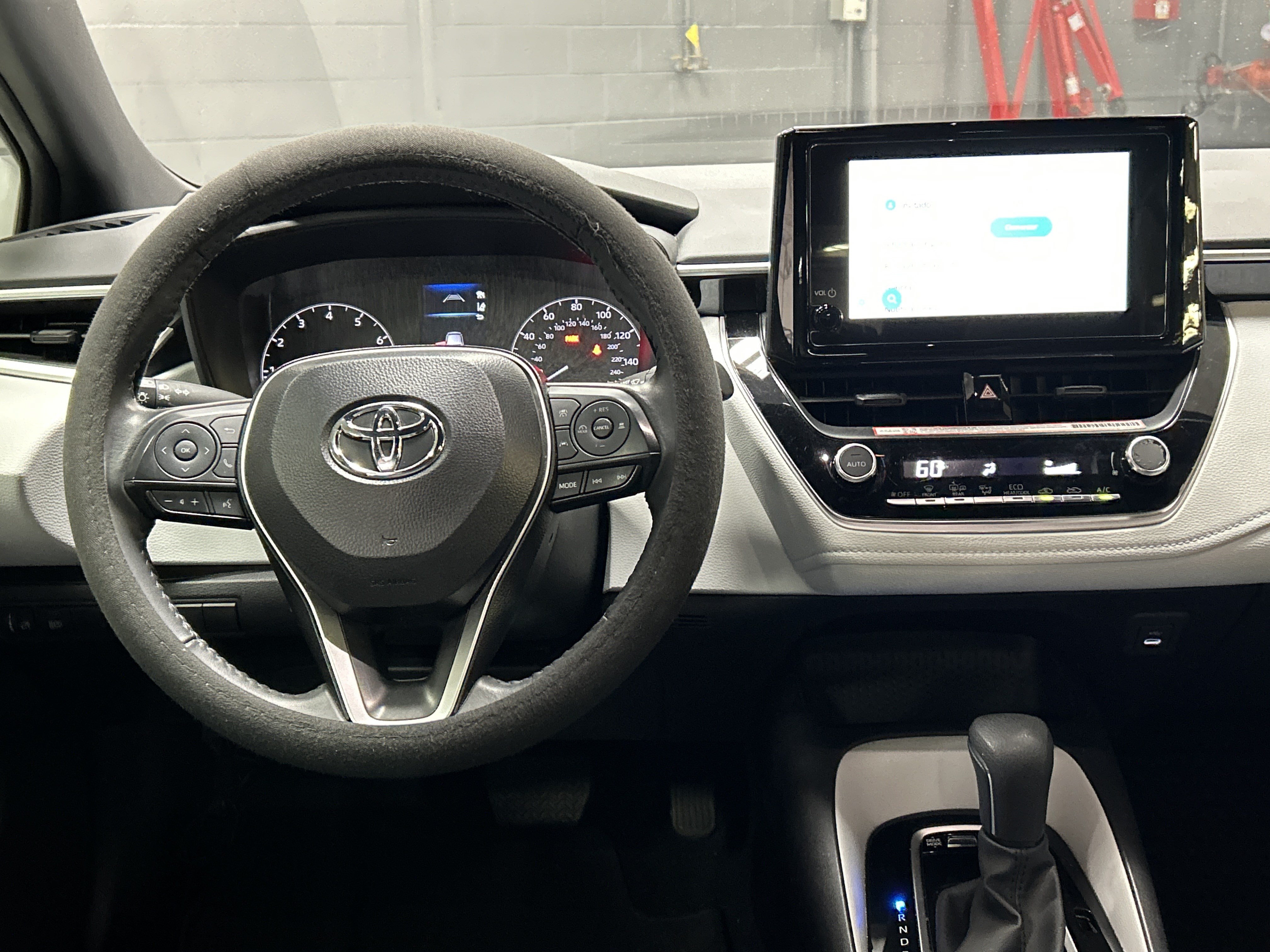Used 2025 Toyota Corolla SE w/ Convenience Package FWD image 30