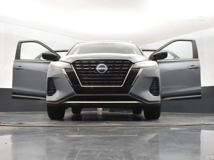 Used 2023 Nissan Kicks SR w/ SR Premium Package FWD image 11