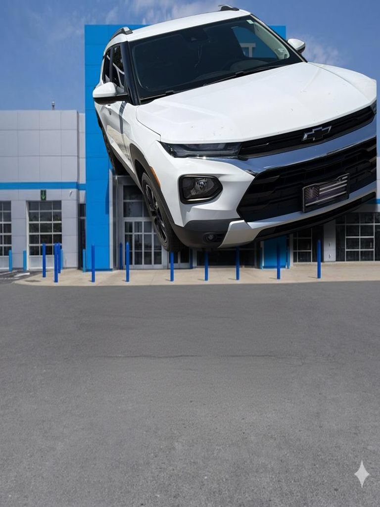Used 2021 Chevrolet TrailBlazer LT w/ Convenience Package FWD image 2