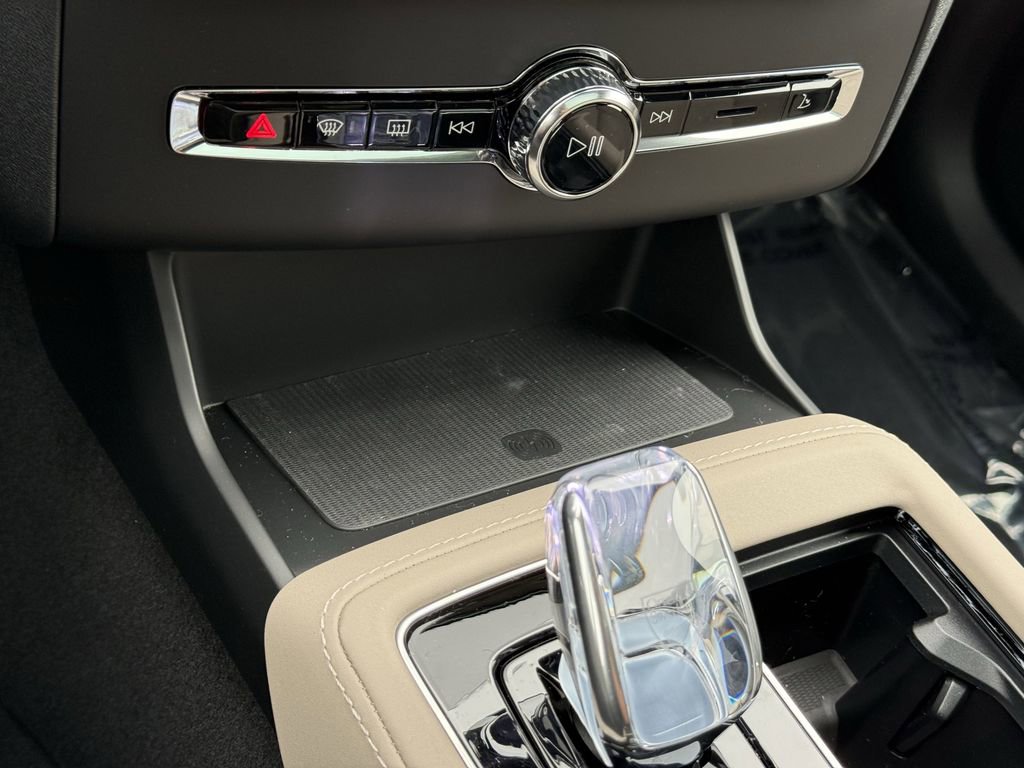 New 2026 Volvo XC90 B6 Plus w/ Protection Package Premier image 23