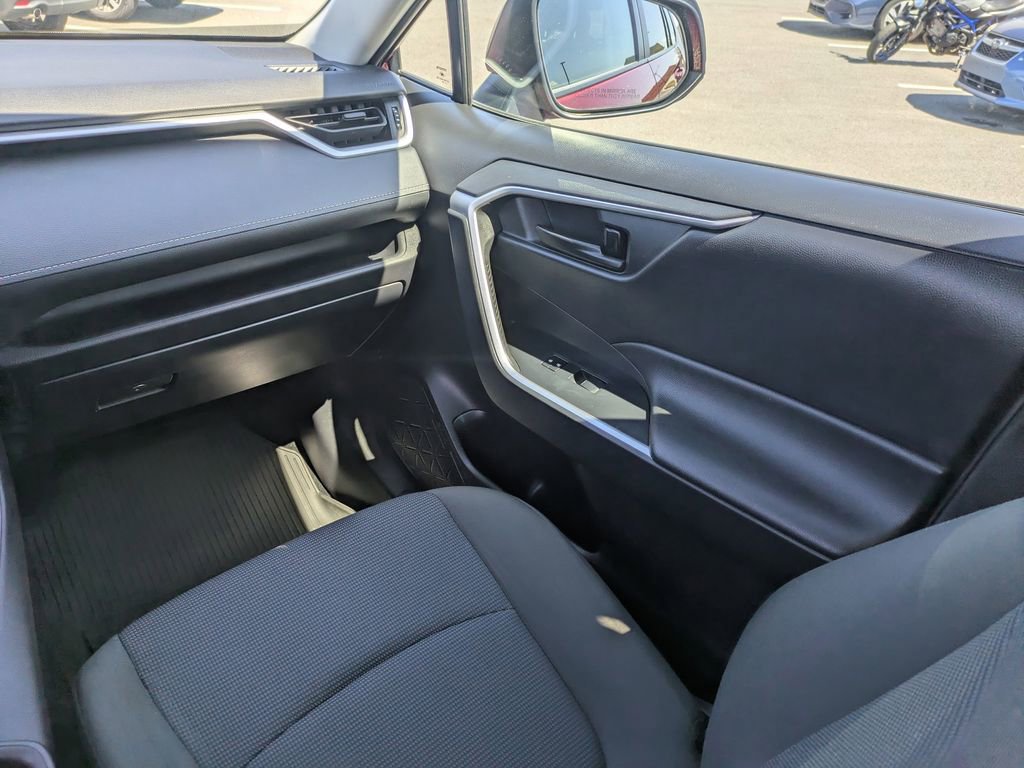 Used 2022 Toyota RAV4 LE image 17