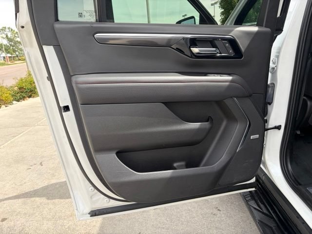Used 2025 Chevrolet Suburban RST w/ Comfort Package AWD/4WD image 16