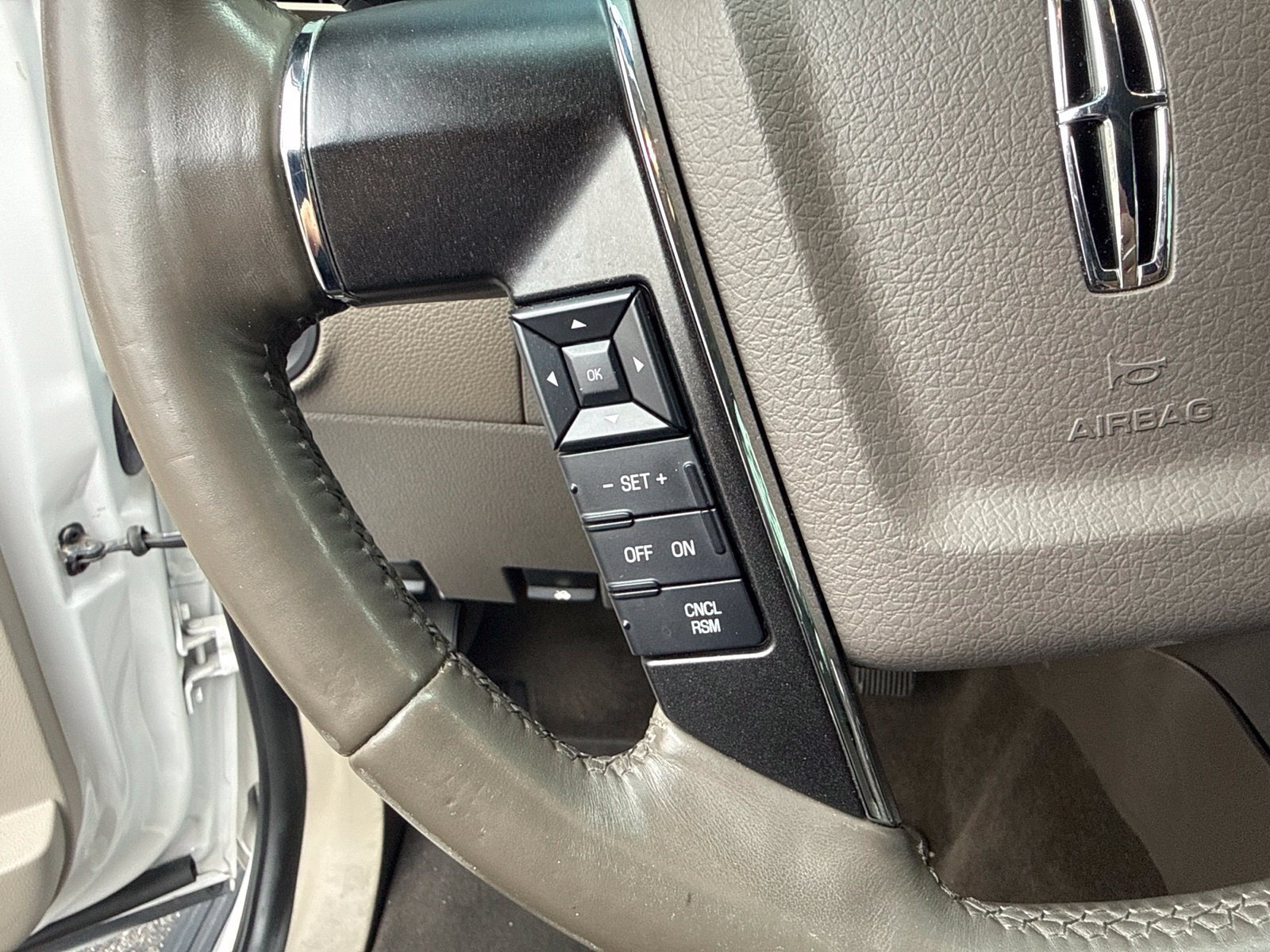 Used 2015 Lincoln Navigator 2WD image 23