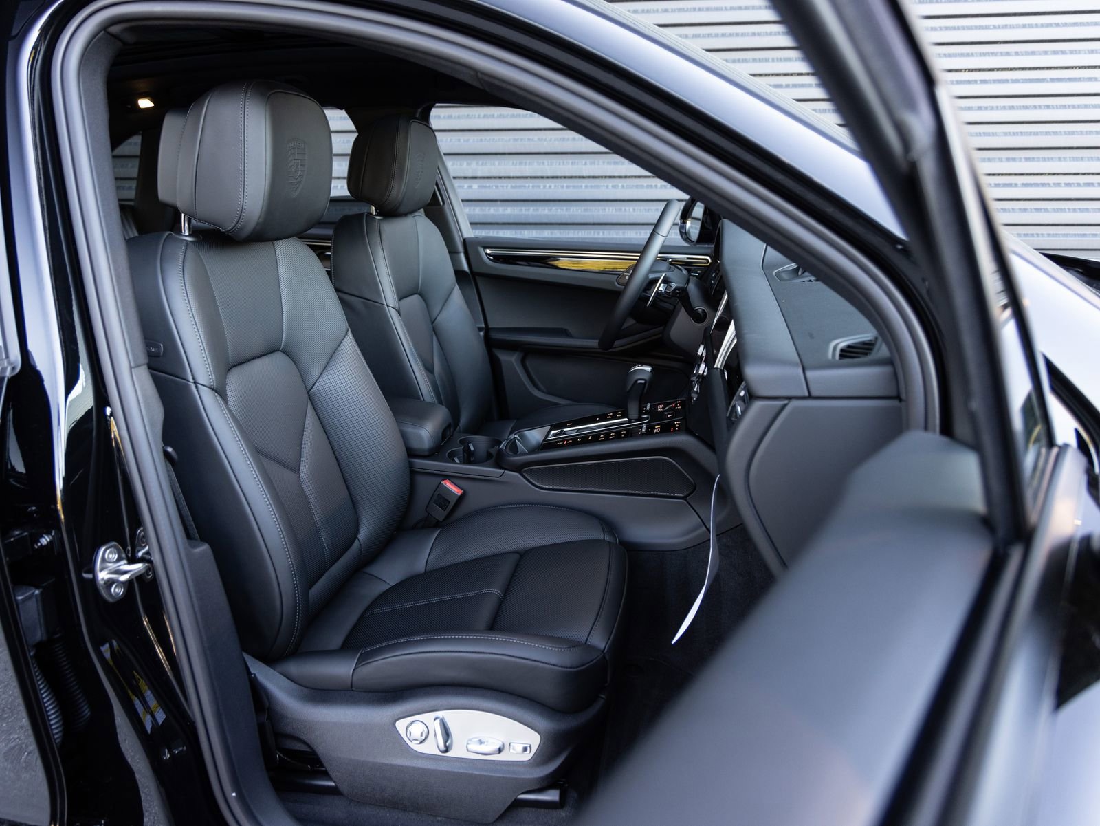 Certified 2026 Porsche Macan AWD/4WD image 33