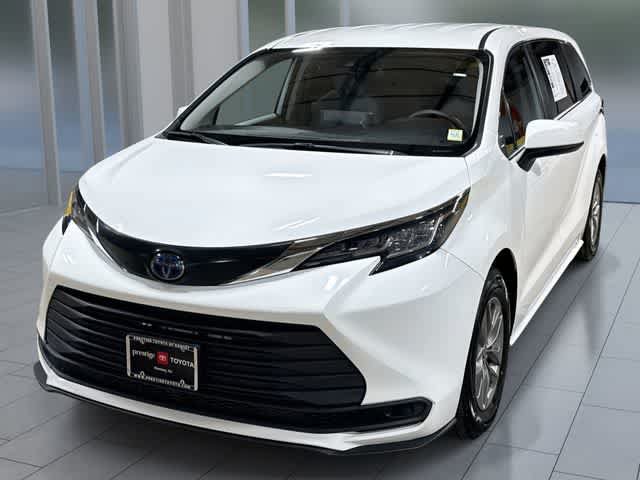 Certified 2022 Toyota Sienna LE FWD image 1