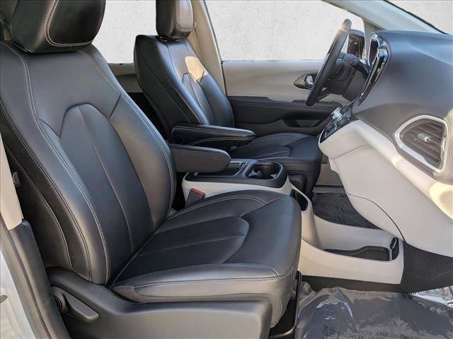 Used 2024 Chrysler Pacifica Touring-L FWD image 21