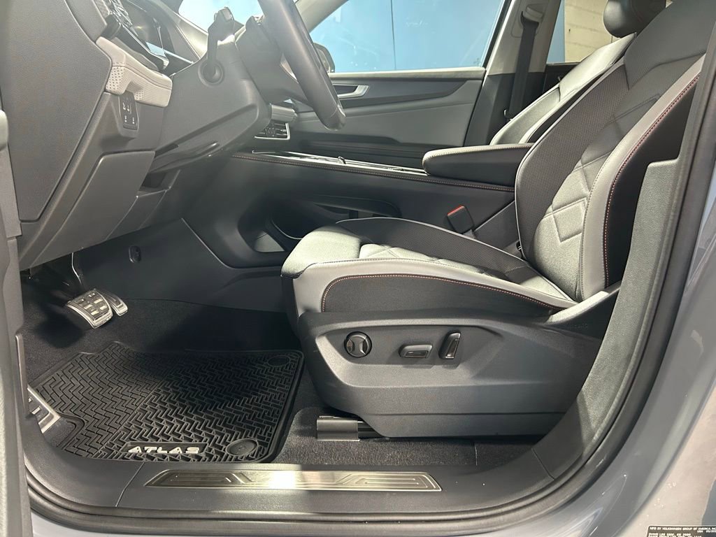 Used 2024 Volkswagen Atlas Peak Edition SE image 14