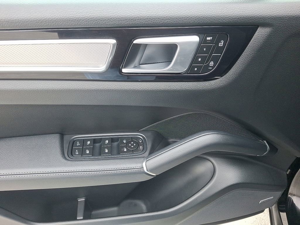 Used 2023 Porsche Cayenne Coupe image 14