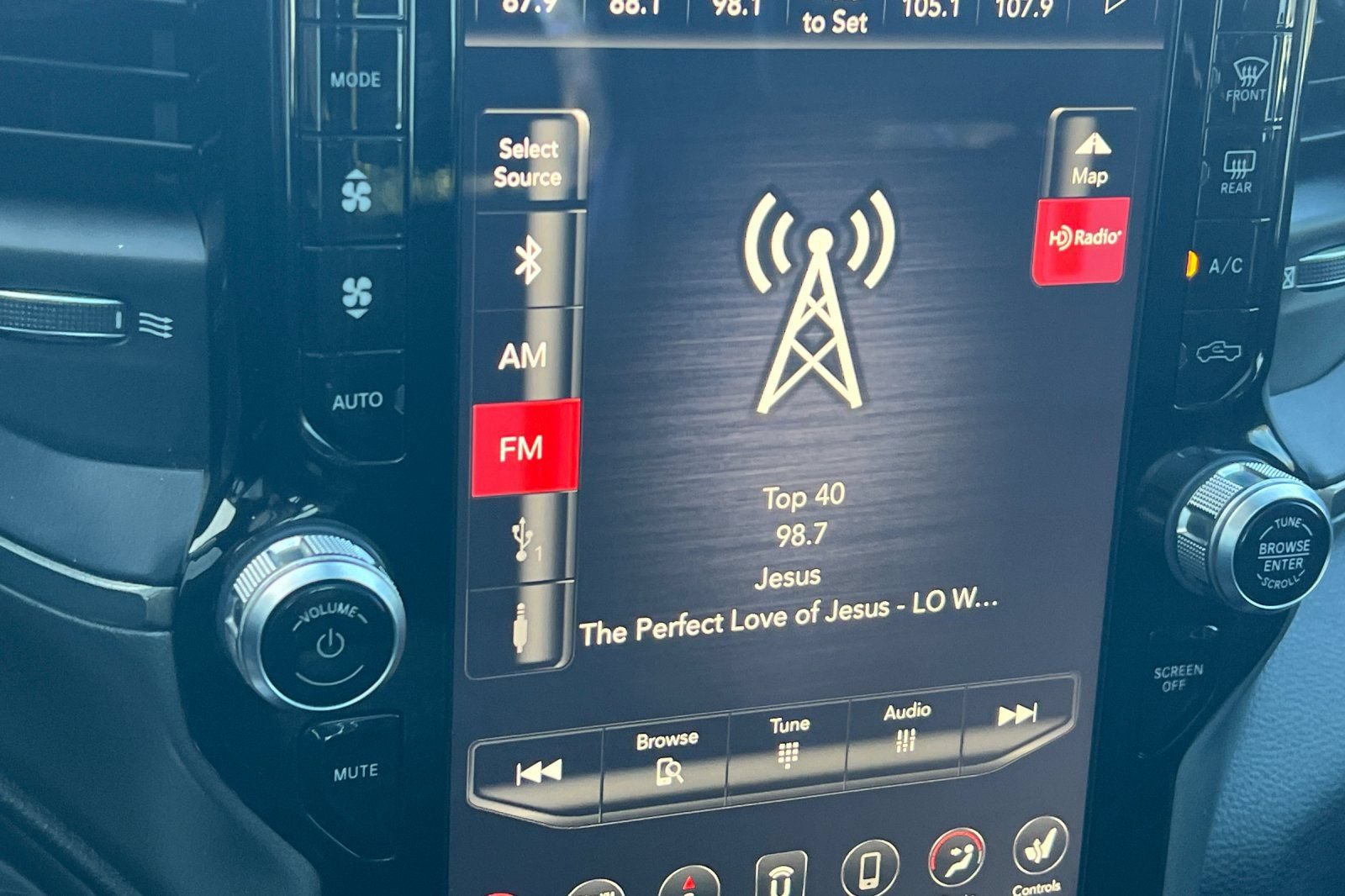 Used 2019 RAM 1500 Sport w/ Leather & Sound Group AWD/4WD image 14