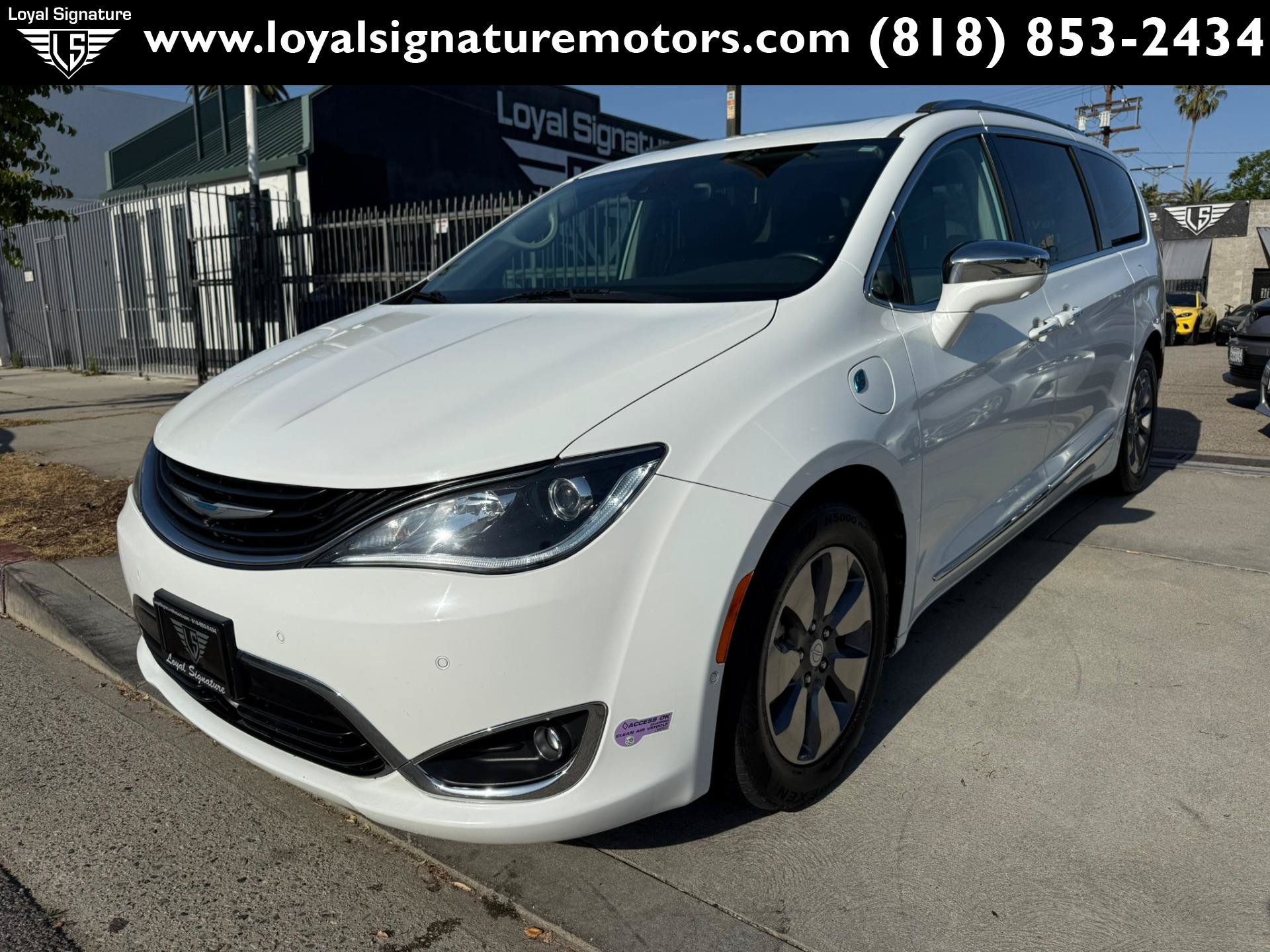 Used 2018 Chrysler Pacifica Limited w/ Advanced Safetytec Group FWD image 3