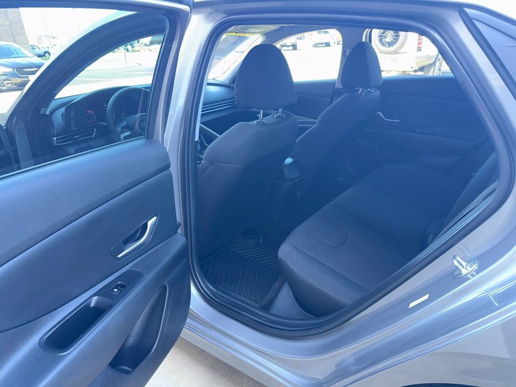 Used 2022 Hyundai Elantra SEL FWD image 16