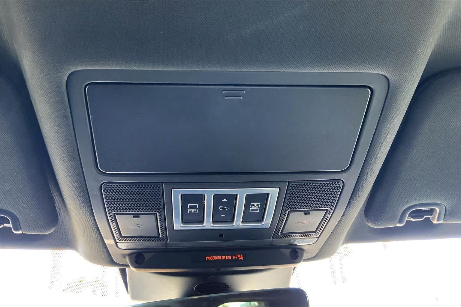 Used 2018 Land Rover Discovery SE AWD/4WD image 31
