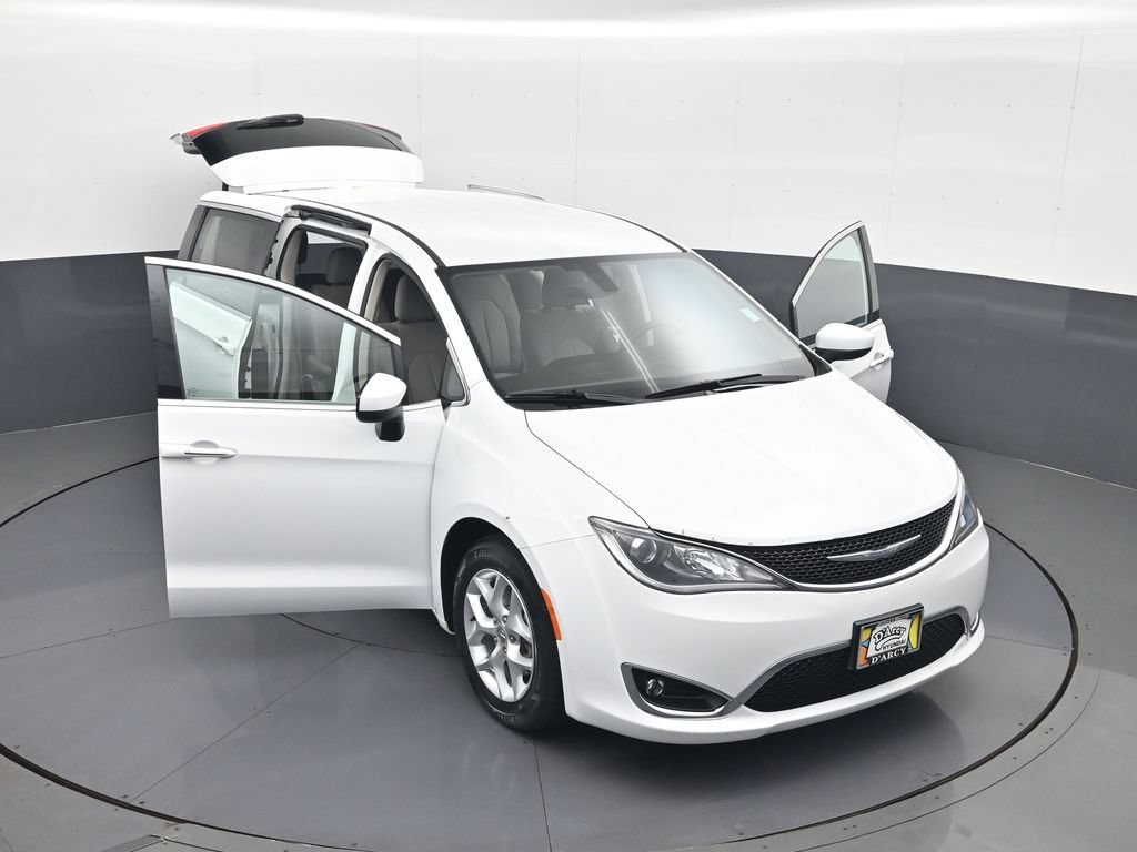 Used 2017 Chrysler Pacifica Touring Plus w/ Tire & Wheel Group FWD image 31