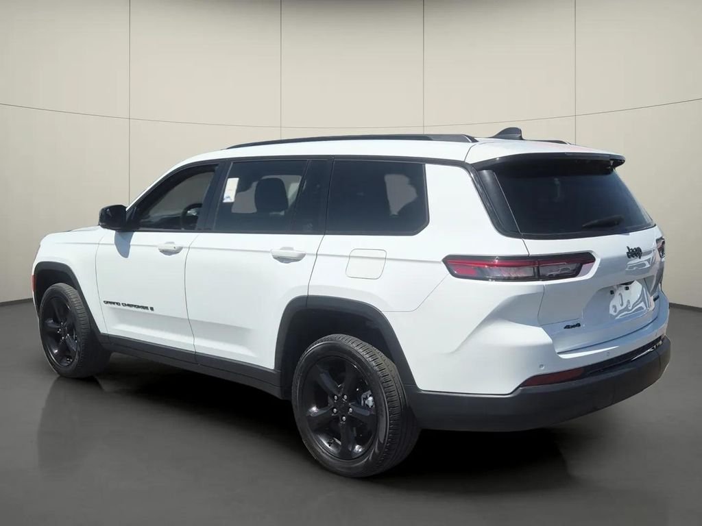 Used 2023 Jeep Grand Cherokee L Limited w/ Black Appearance Package AWD/4WD image 5