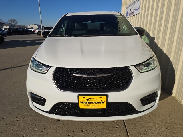 New 2026 Chrysler Pacifica Select image 3