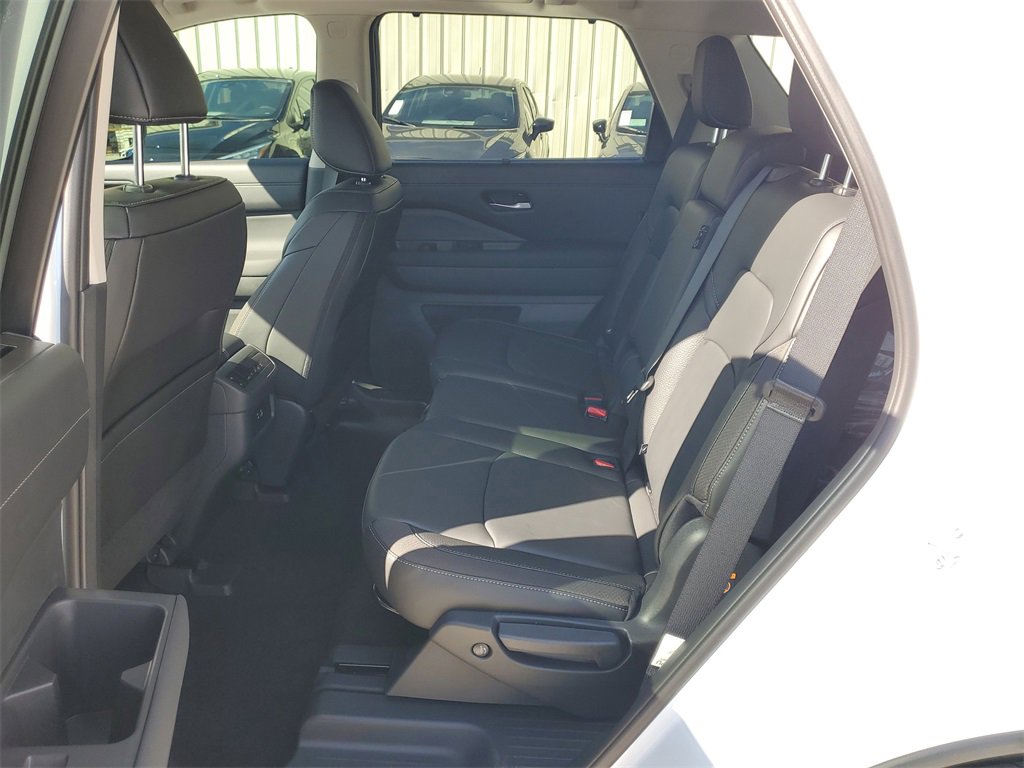 New 2025 Nissan Pathfinder SL image 6