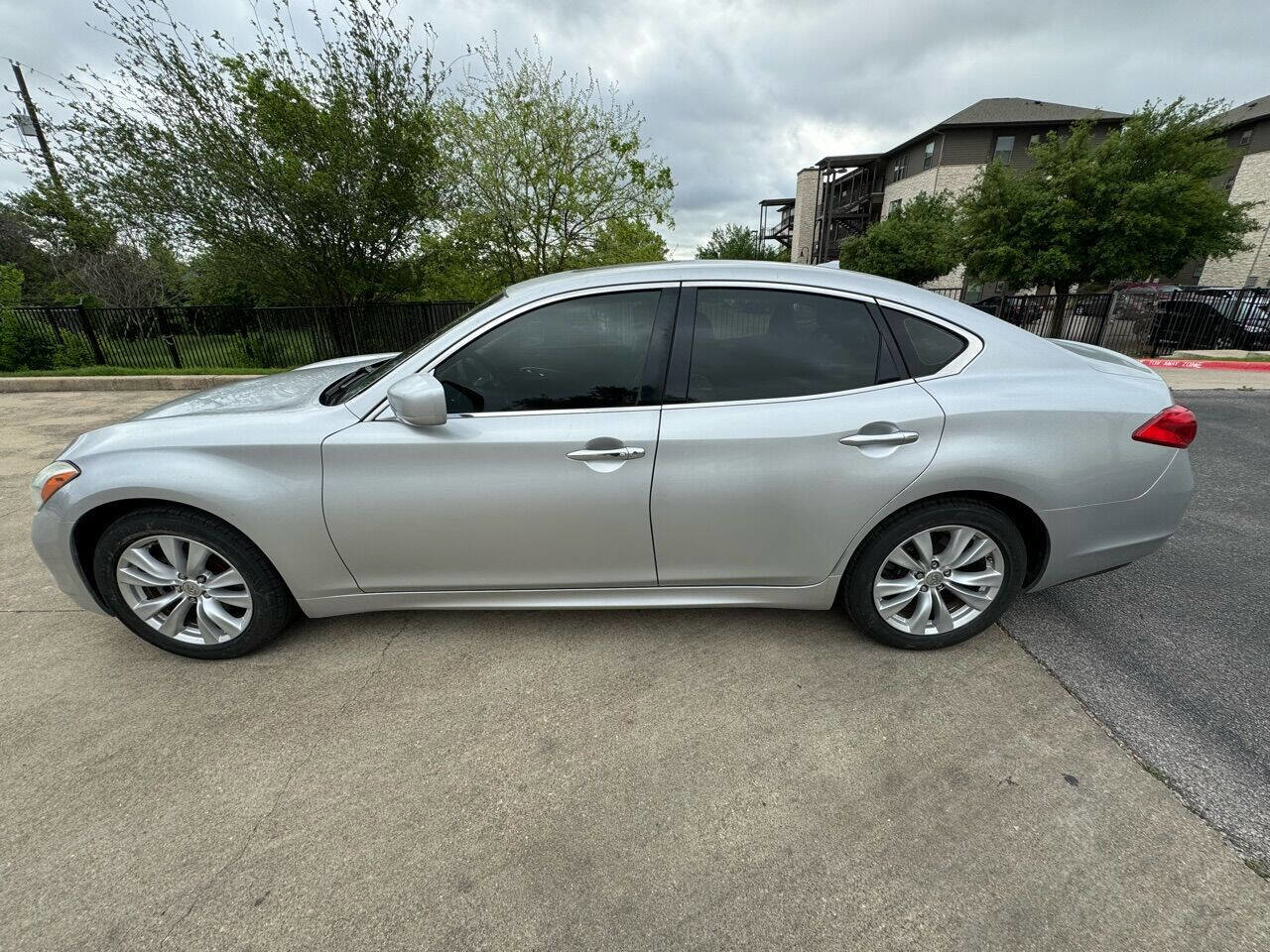 Used 2011 INFINITI M37 w/ Premium Pkg RWD image 4