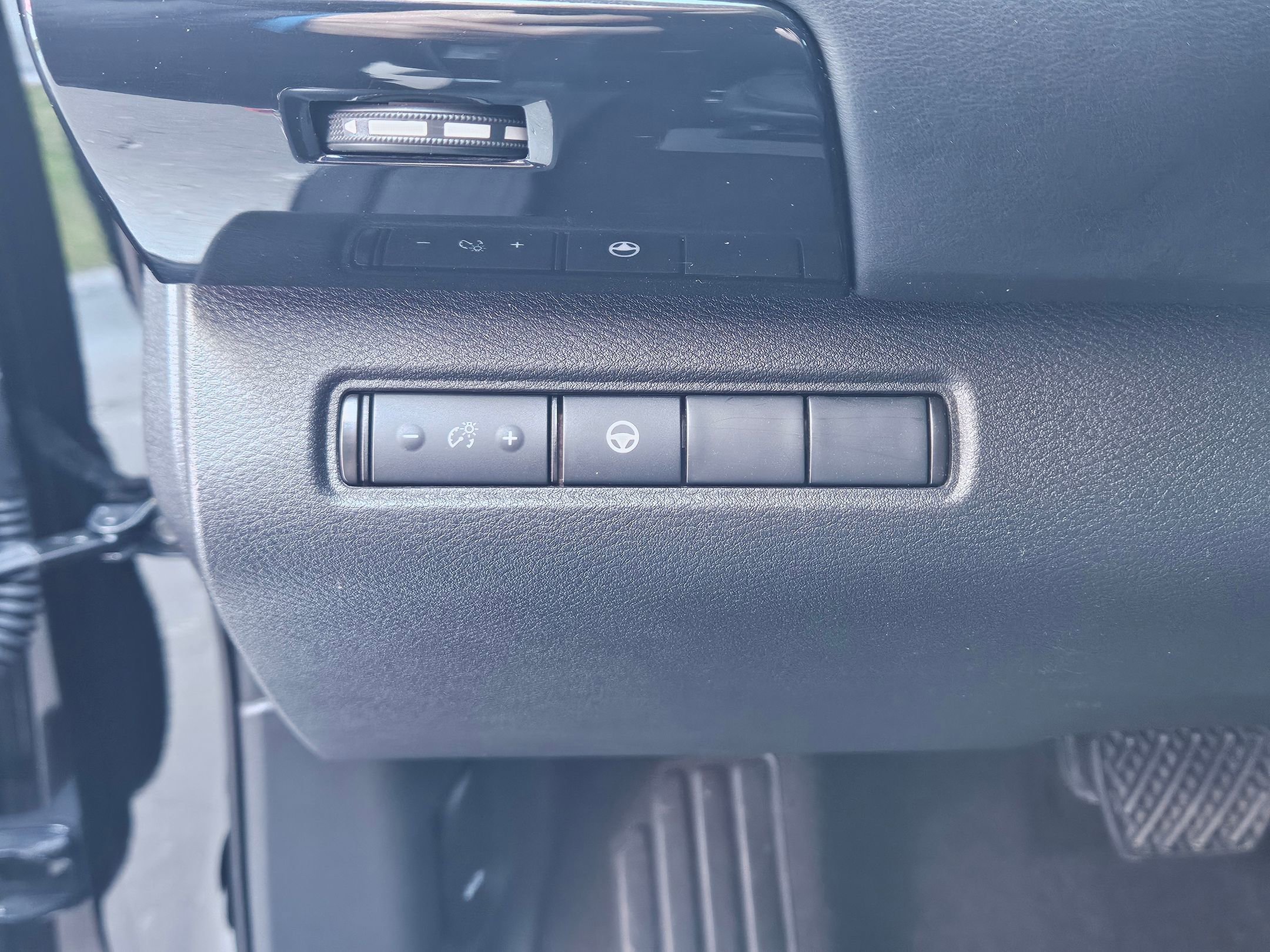 Used 2024 Nissan Pathfinder SV image 19