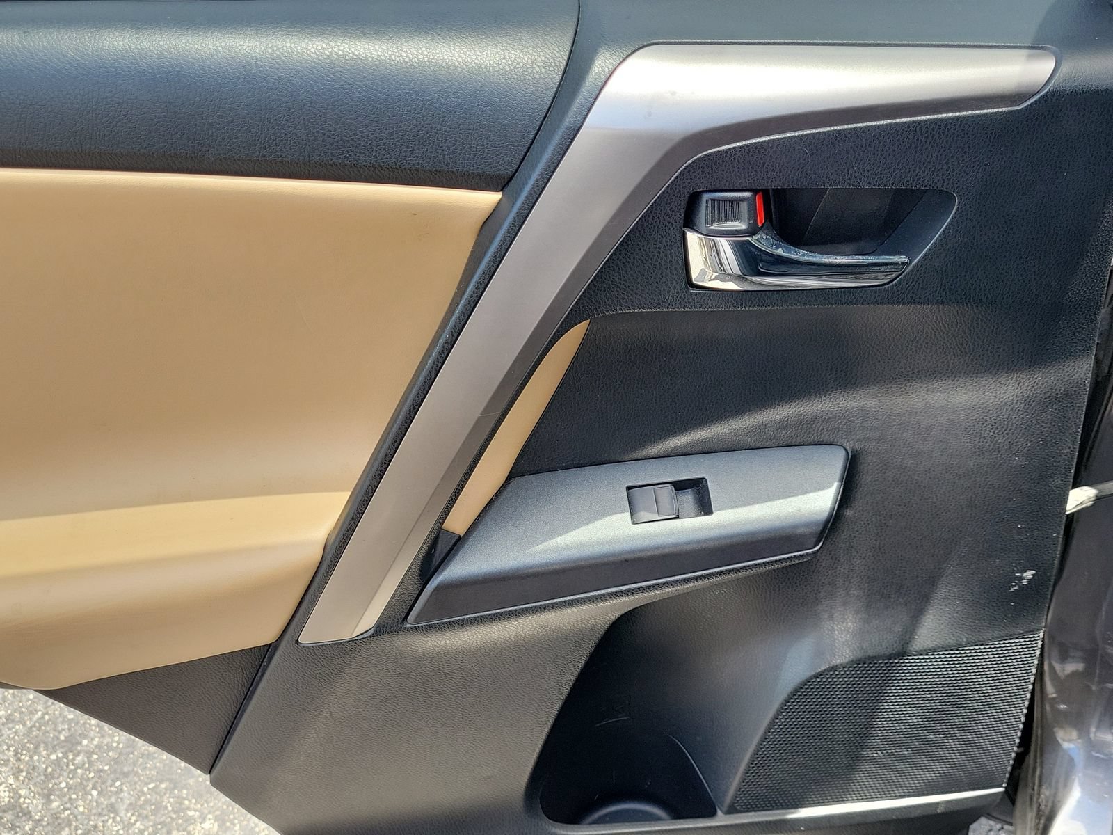 Used 2018 Toyota RAV4 XLE FWD image 6
