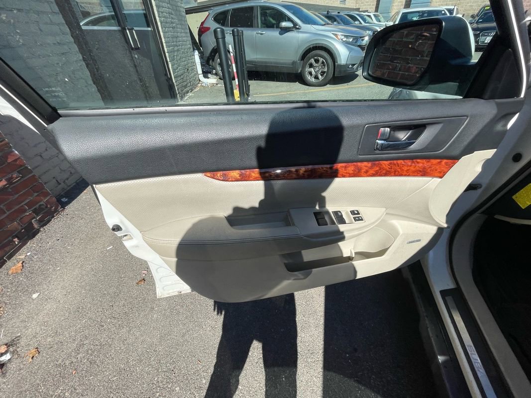 Used 2011 Subaru Outback 3.6R Limited w/ PWR Moonroof Pkg AWD/4WD image 9