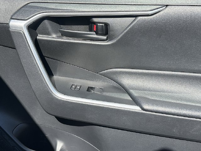 Used 2022 Toyota RAV4 LE FWD image 11