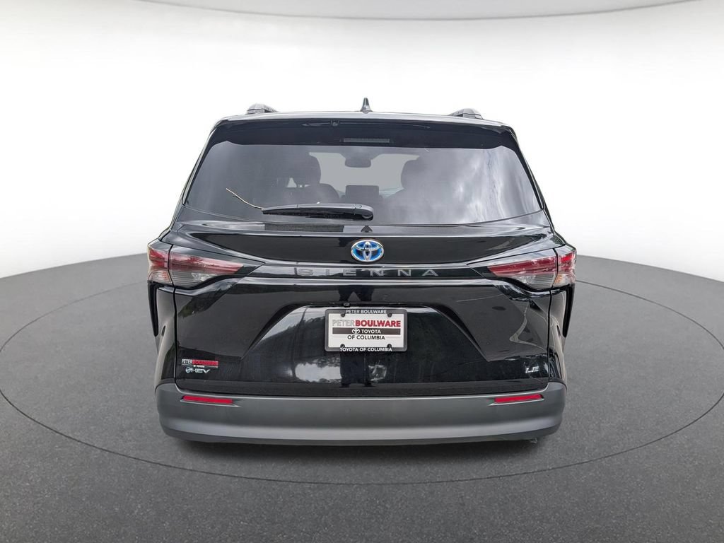 Used 2025 Toyota Sienna LE w/ LE Plus Package FWD image 5