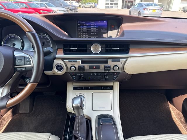 Used 2017 Lexus ES 300h w/ Navigation System Package FWD image 22