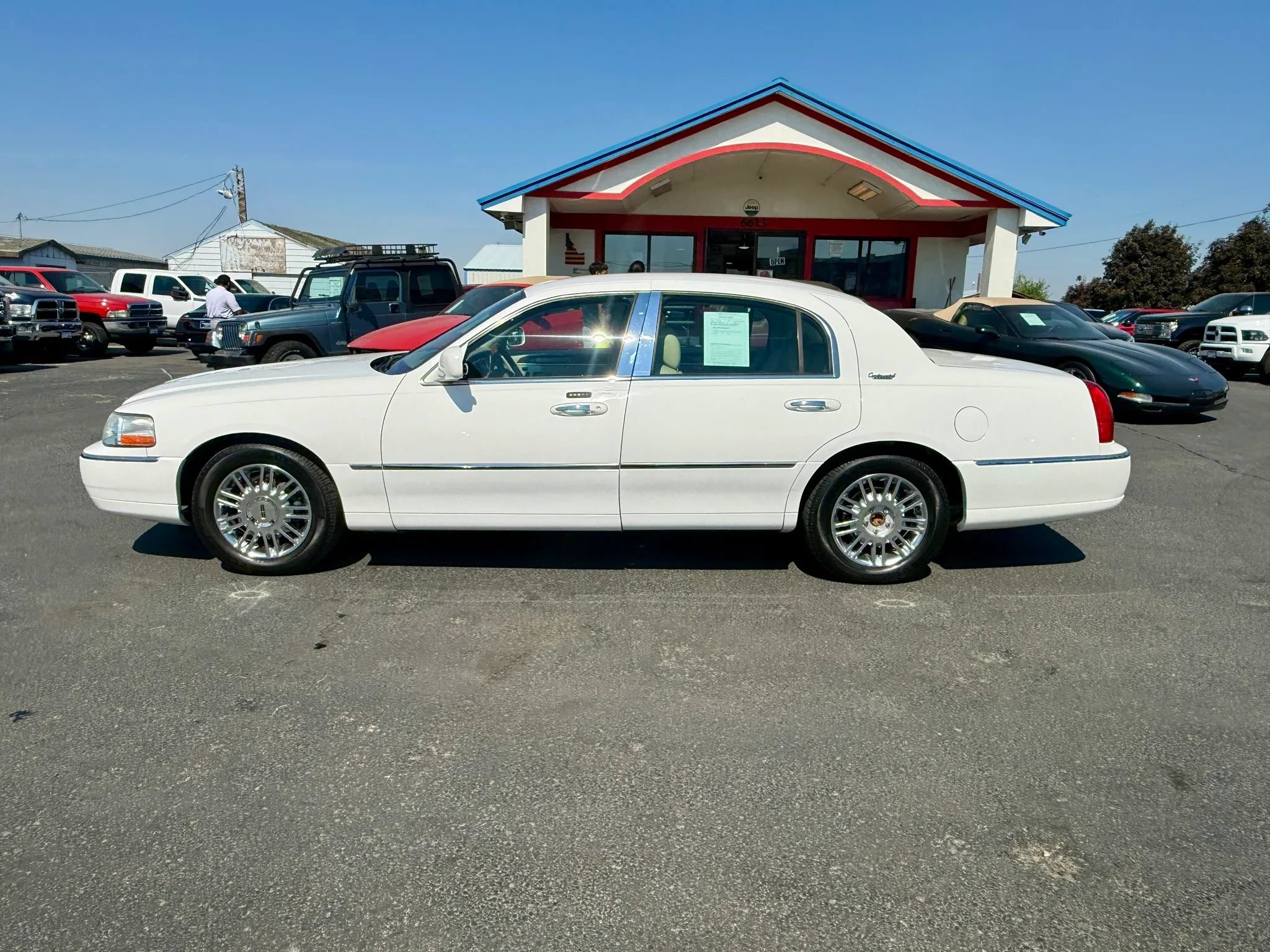 Used 2010 Lincoln Town Car Signature Limited RWD image 2