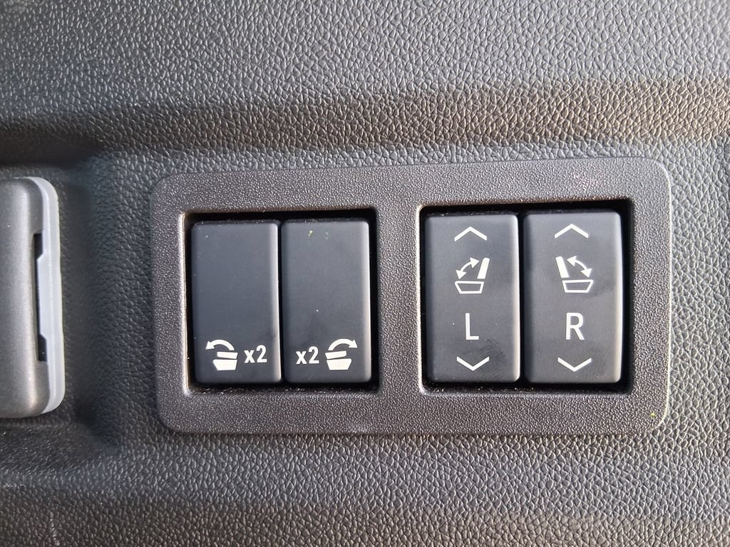 Used 2025 GMC Yukon AT4 AWD/4WD image 7