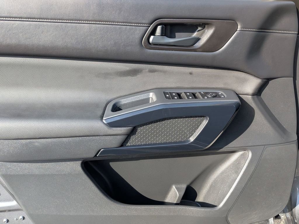 Used 2025 Nissan Pathfinder S image 9