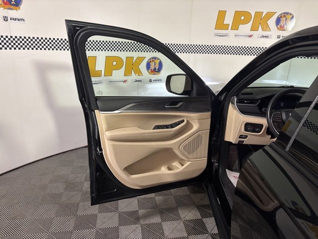 Used 2023 Jeep Grand Cherokee Limited image 17