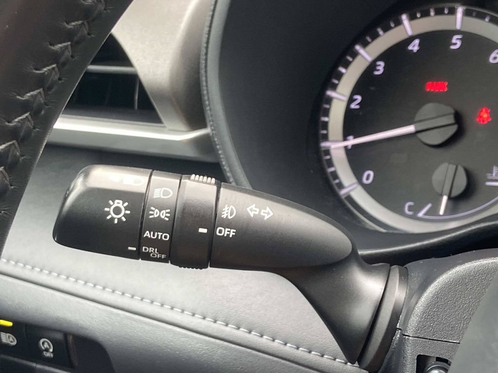 Used 2023 Toyota Highlander LE FWD image 33