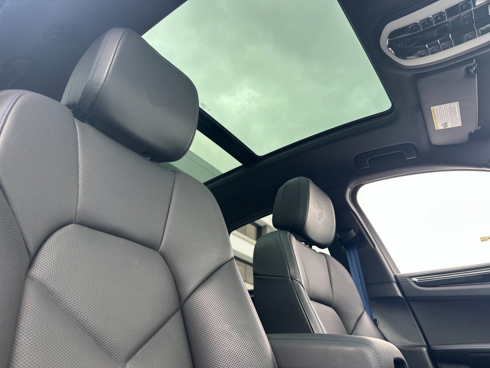 Certified 2023 Porsche Macan Turbo image 17