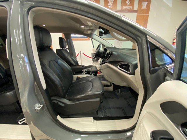 Used 2022 Chrysler Pacifica Touring-L image 23